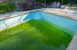 Trápi vás zakalená a zelená voda v bazéne? S touto prísadou, čo máte doma, sa jej zbavíte!