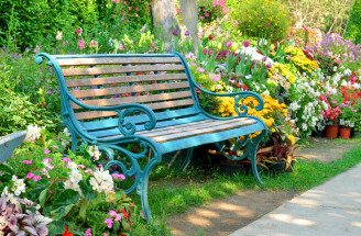 Záhradná lavička: Kam ju umiestniť a ako vybrať tú správnu?