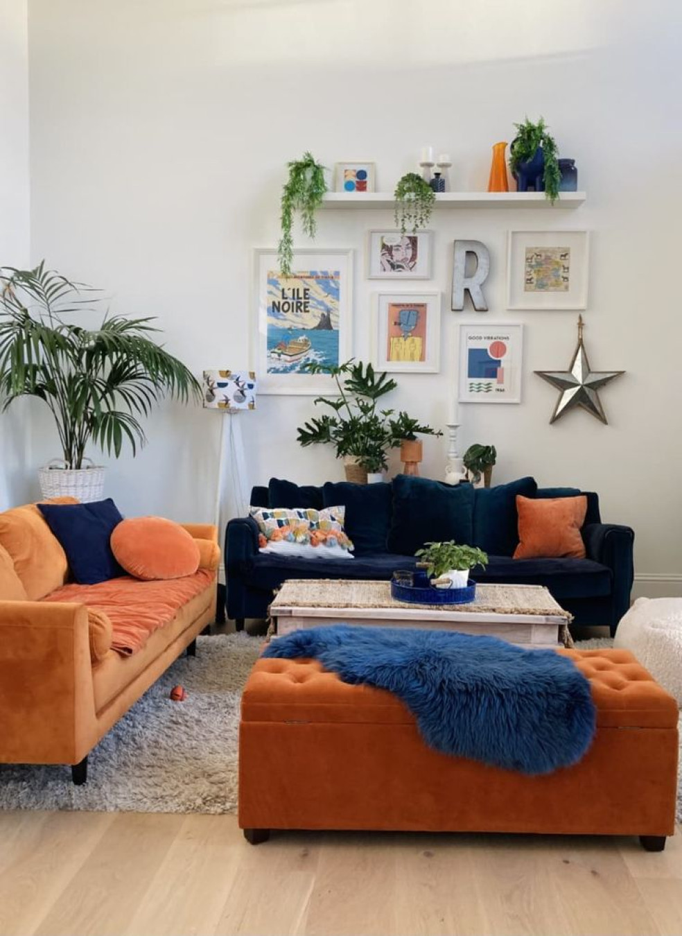 Modrá farba v interiéri v kombinácii s oranžovou a bielou