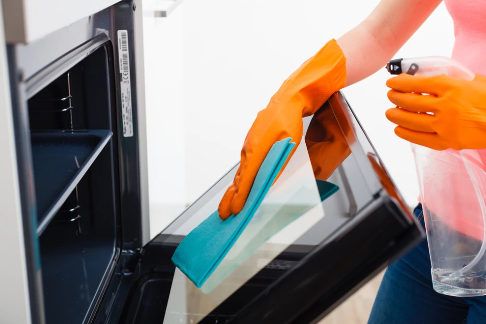 čistenie s rukavicami