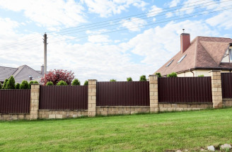 Oplotenie pozemku: Druhy plotov, ktoré možno vybrať i praktické rady