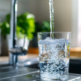 Mikrobiologická kontaminácia vody: Stačí kuchynský filter alebo centrálna sterilizácia?