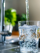 Mikrobiologická kontaminácia vody: Stačí kuchynský filter alebo centrálna sterilizácia?