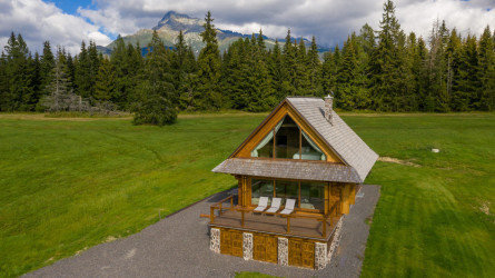 Utešená chalúpka alebo luxusná chata? Tri tipy na úžasnú samotu
