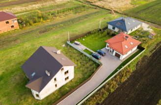 Kúpa domu s pozemkom: Čo preveriť nad aj pod zemou?