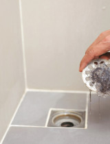 Zanesený odtok v kúpeľni? Vyčistite ho jednoducho bez inštalatéra