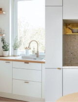 Biela kuchyňa je trendy a rozjasní celý domov. Prečo si ju zamilujete?