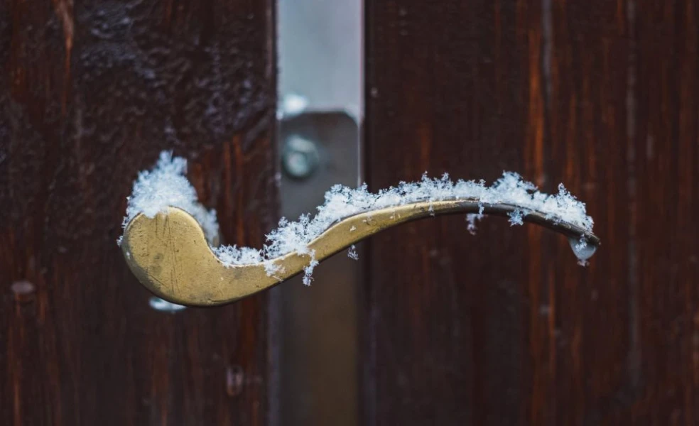 tipy na prevenciu zamŕzania a škrípaní brán a dverí