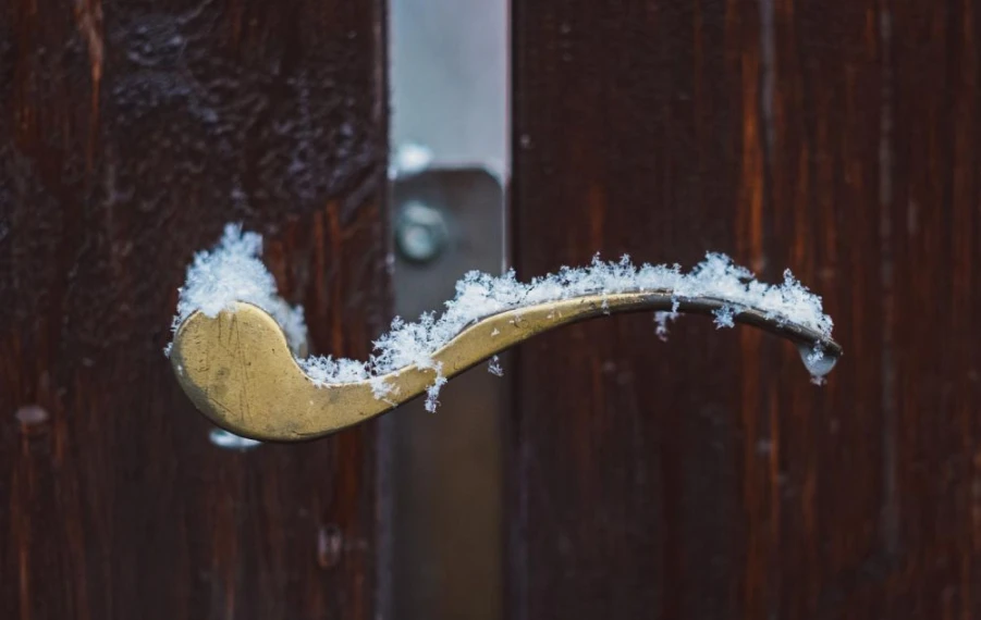 tipy na prevenciu zamŕzania a škrípaní brán a dverí