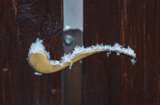Čo robiť, keď dvere alebo brána zamŕzajú, škrípu a nefungujú? 