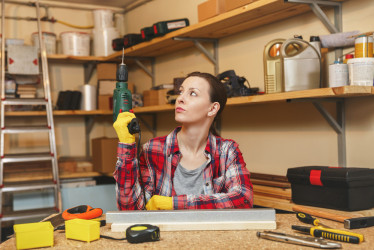 Vybavenie domácej dielne: Ktoré náradie vám ušetrí stovky eur pri opravách okolo domu?