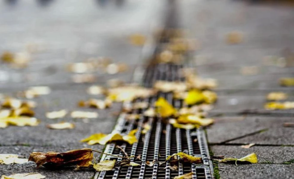 Správne napojenie dažďových žľabov a odtokových systémov