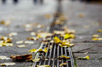 Správne napojenie dažďových žľabov a odtokových systémov