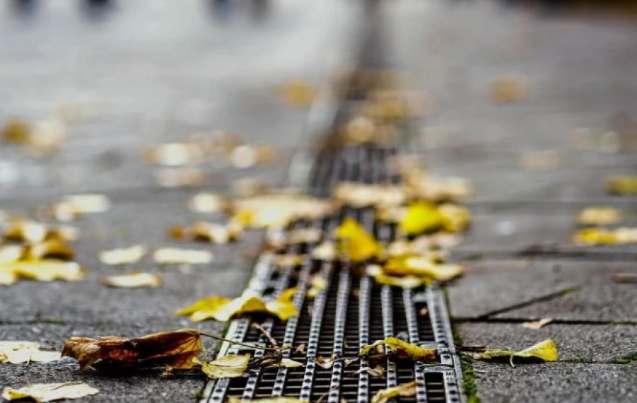 Správne napojenie dažďových žľabov a odtokových systémov