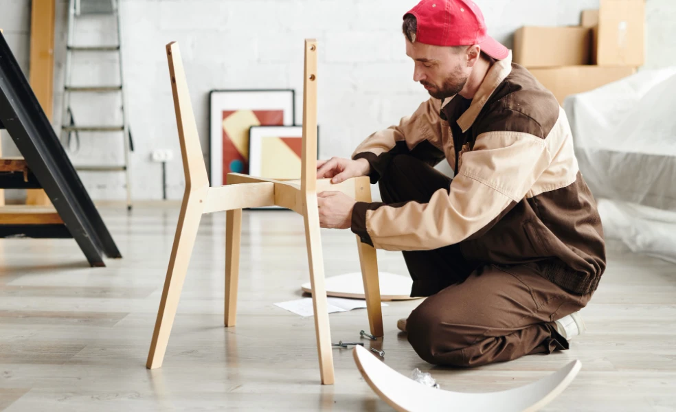 oprava rozvŕzganého nábytku