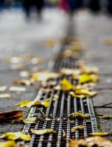 Správne napojenie dažďových žľabov a odtokových systémov