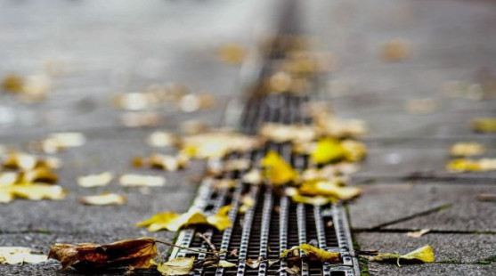 Správne napojenie dažďových žľabov a odtokových systémov