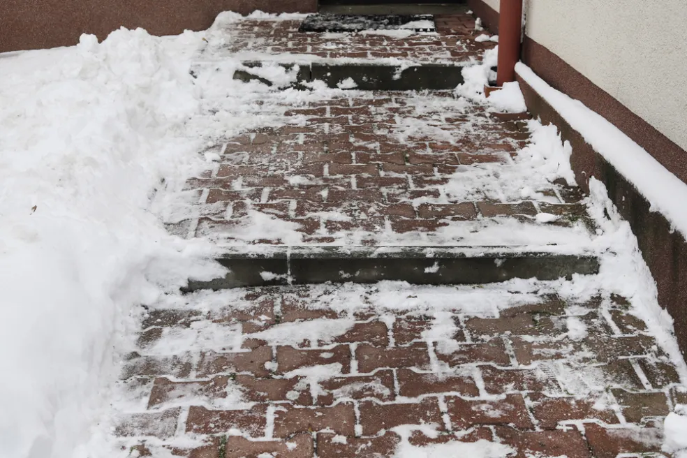 ako odstraňovať sneh z chodníka