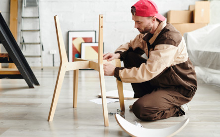 oprava rozvŕzganého nábytku