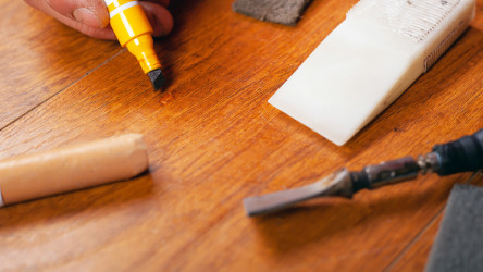 Ryhy na laminátovej podlahe: Ako sa ich zbaviť jednoducho a rýchlo?