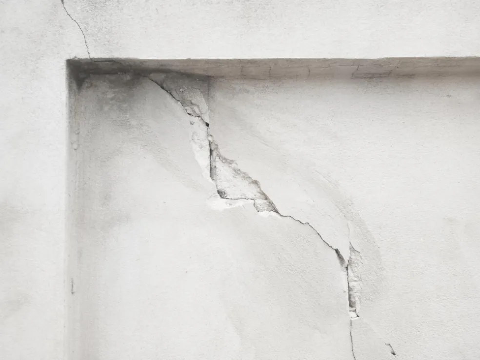 praskliny okolo okien a dverí