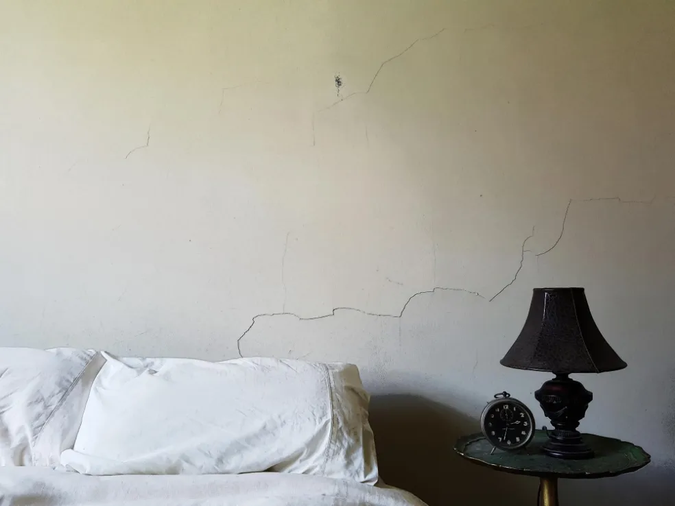 oprava prasklín na stenách