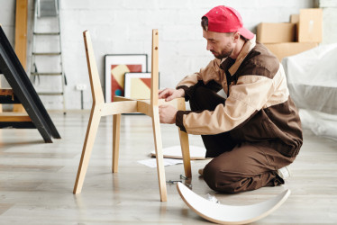 Ako opraviť rozvŕzganý nábytok: Profesionálne riešenia aj babské triky, ktoré fungujú