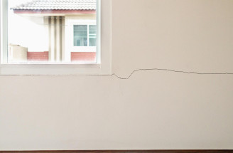 Praskliny na stenách v zime: Kedy ide len o malý detail a kedy o vážny problém?