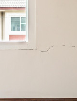 Praskliny na stenách v zime: Kedy ide len o malý detail a kedy o vážny problém?