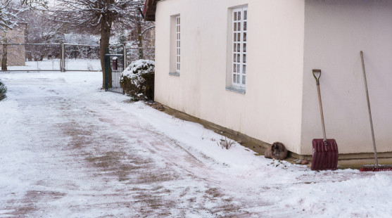 Ako sa starať o chodníky v zime: Rady, tipy a praktický manuál