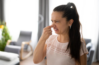 Prečo sa v byte drží zápach? TAKTO sa ho konečne zbavíte