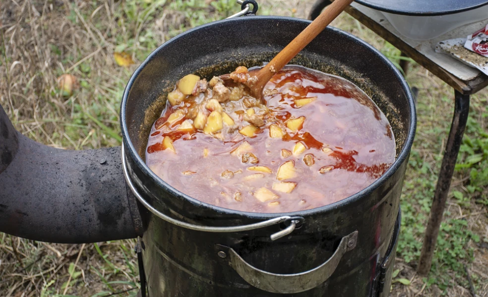 gulášový kotlík varenie gulášu na záhrade v kotline