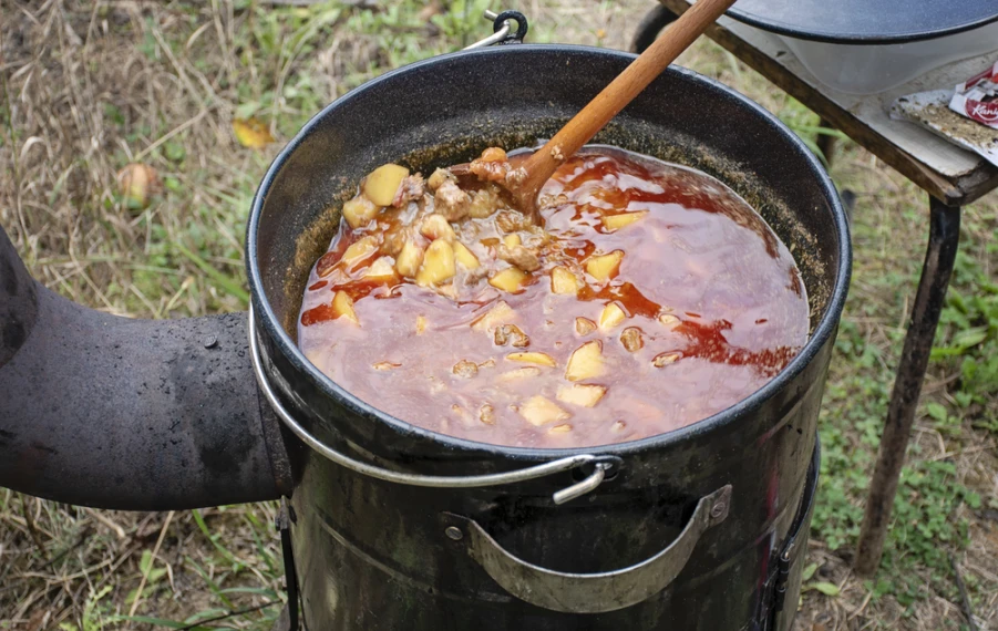 gulášový kotlík varenie gulášu na záhrade v kotline