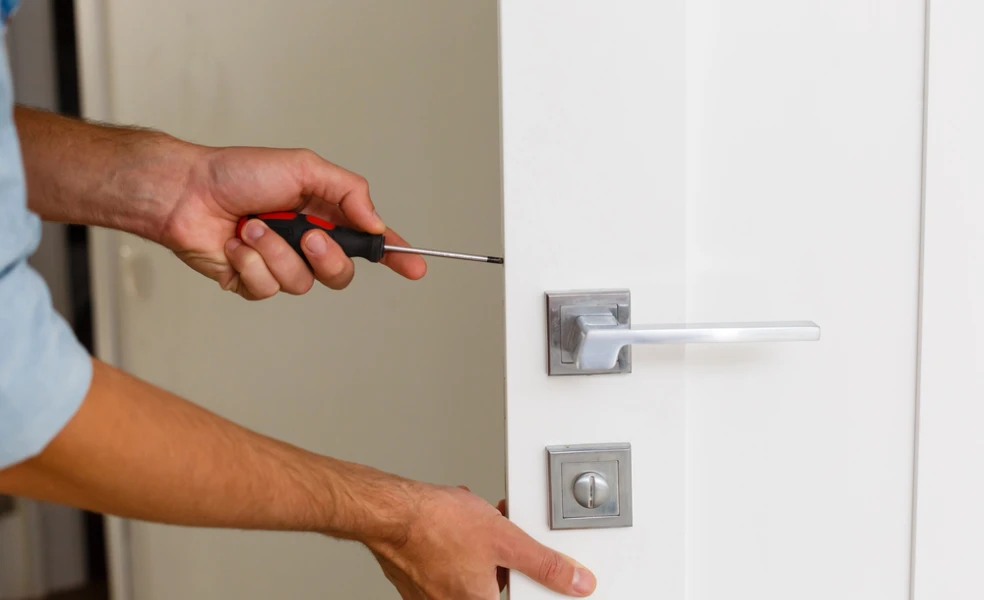 prečo dvere nedoliehajú