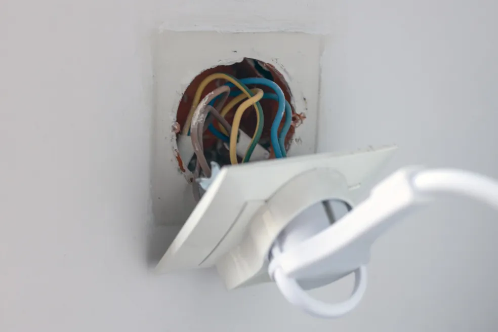 ako opraviť zásuvku bez majstra