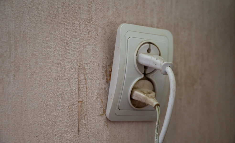 ako upevniť uvoľnenú elektrickú zásuvku v stene