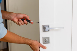 Prečo dvere nedoliehajú? Ako ich rýchlo opraviť bez majstra