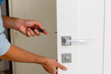 Prečo dvere nedoliehajú? Ako ich rýchlo opraviť bez majstra