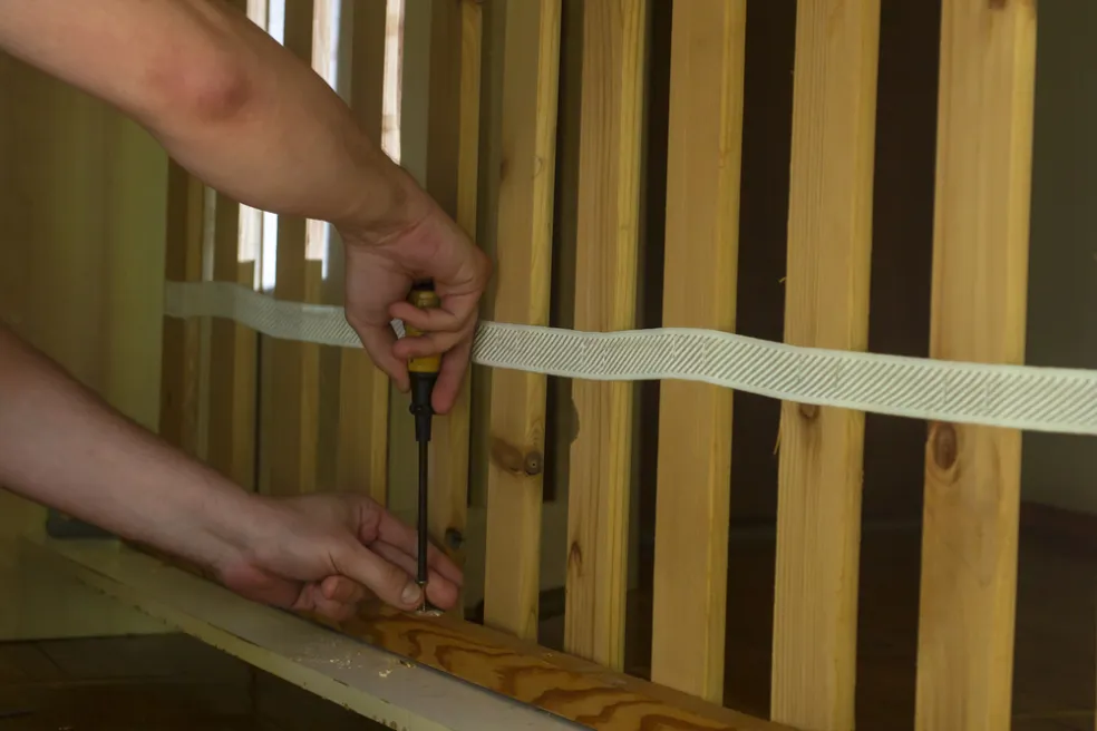 čo robiť keď posteľ škrípe pri pohybe