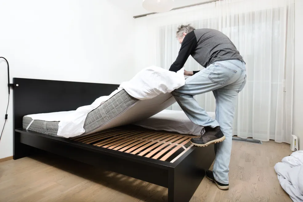 ako opraviť vŕzgajúcu posteľ doma