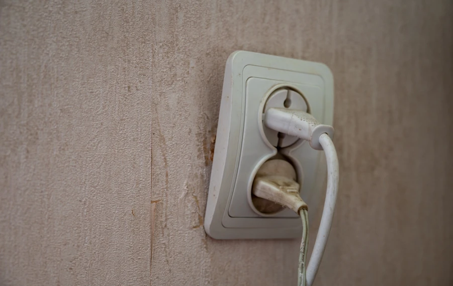 ako upevniť uvoľnenú elektrickú zásuvku v stene