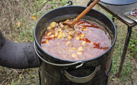 gulášový kotlík varenie gulášu na záhrade v kotline