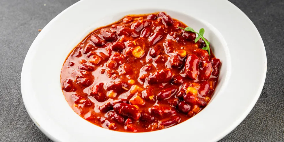 servírovanie chili con carne