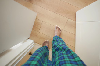 Vrzgajúca podlaha? Toto sú dôvody a riešenia bez búrania