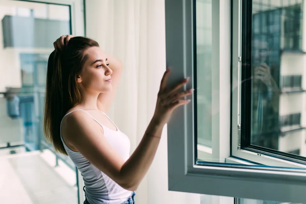 čo je lepšie počas horúčav vetrať alebo zatiahnuť žalúzie