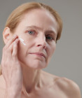 Menopauzálna pleť: Ako sa mení pokožka a akú skincare rutinu potrebuje